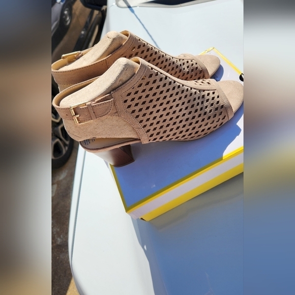 Liz Claiborn Gemma Sandal - Picture 6 of 7